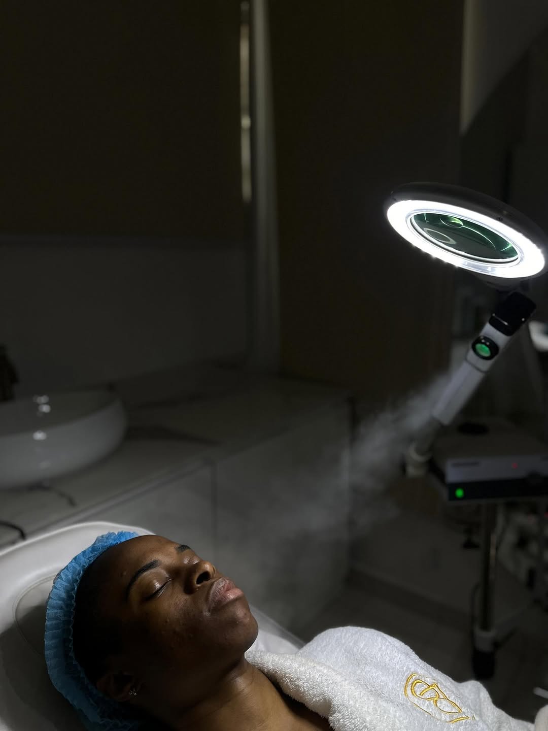 Our Advanced Facial Treatments are designed to go beyond surface cleansing—targeting specific skin concerns while restoring hydration