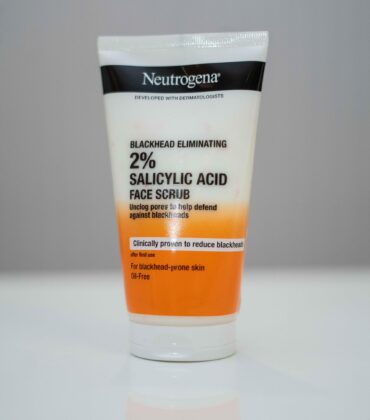 Neutrogena Blackhead Eliminating 2% Salicylic Acid Face Scrub