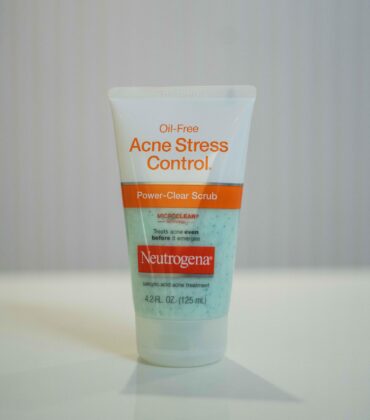Neutrogena Oil-Free Acne Stress Control Power-Clear Scrub (125ml / 4.2 fl oz)