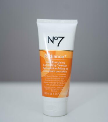 No7 Radiance+ Daily Energising Exfoliating Cleanser (100ml / 3.3 fl oz)